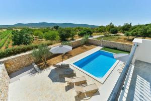 Willa z basenem i patio w obiekcie Villa Natura with pool, Zadar county w mieście Stankovci