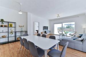 Telewizja i/lub zestaw kina domowego w obiekcie Villa Natura with pool, Zadar county