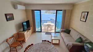 泽布季Seaview Apartment的带沙发的客厅，可欣赏海景