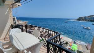 泽布季Seaview Apartment的带桌椅和海景的阳台