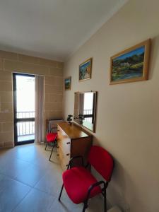 Seaview Apartment的休息区