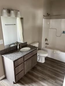 a bathroom with a sink and a toilet at Luckys Lodge in Lodi