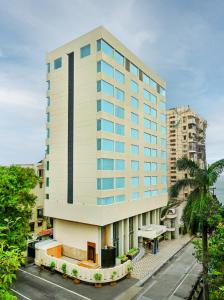 un grand bâtiment en face d'une rue dans l'établissement Fariyas Hotel Mumbai , Colaba, à Mumbai