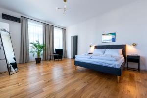 sypialnia z łóżkiem i drewnianą podłogą w obiekcie Apartamenty Poniatowskiego w mieście Przemyśl