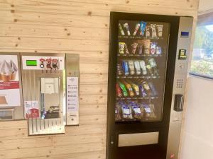Una máquina expendedora en una tienda con bebidas. en Almehof Thöne, en Büren