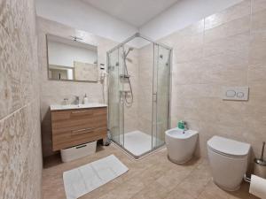 Kopalnica v nastanitvi Apartma Na razgledni poti + 14 fotografij