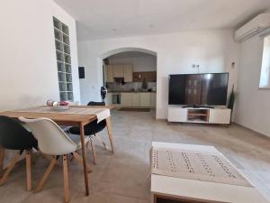 TV in/ali zabaviščno središče v nastanitvi Apartma Na razgledni poti