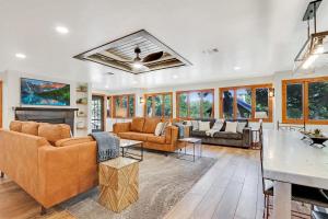 un salon avec des canapés et une cheminée dans l'établissement Wimberley Waters - Main House, à Wimberley