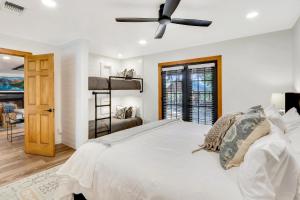 une chambre avec un lit et un ventilateur de plafond dans l'établissement Wimberley Waters - Main House, à Wimberley