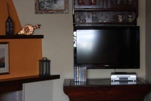 TV de pantalla plana en la parte superior de una mesa en Cottage Ani & Mau en San Massimo