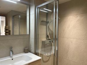 ein Bad mit einer Dusche und einem Waschbecken in der Unterkunft Appartement Les Gets, 4 pièces, 10 personnes - FR-1-623-342 in Les Gets