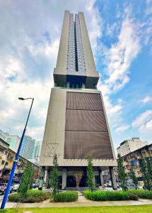 ein hohes Gebäude in einer Stadt mit einem Himmel in der Unterkunft Crystal Suites at Axon Residence near Pavilion in Kuala Lumpur