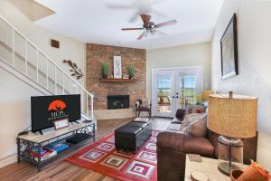 a living room with a couch and a television at Cozy Glimmer in Canyon Lake