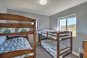 Katil dua tingkat atau katil-katil dua tingkat dalam bilik di Eagar Vacation Rental Home with Spacious Deck!