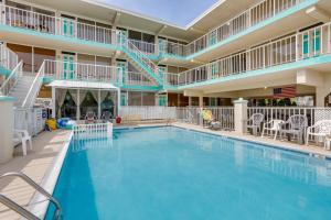 Πισίνα στο ή κοντά στο Wildwood Condo with Community Pool Walk to Beach!