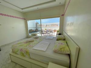 um quarto com uma cama e vista para um pátio em Luxe appartement vc grand terrasse ( villa ) em Safi