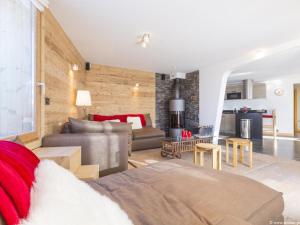 Habitación con sofá y sala de estar. en Chalet Avoriaz, 5 pièces, 10 personnes - FR-1-314-113 en Avoriaz