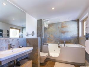 Koupelna v ubytování Luxueux appartement 5 pièces pour 10 pers. avec piscine et vue panoramique - FR-1-314-113 + 9 fotografií