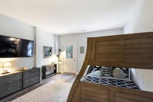 TV a/nebo společenská místnost v ubytování Ghost Crab Cottage