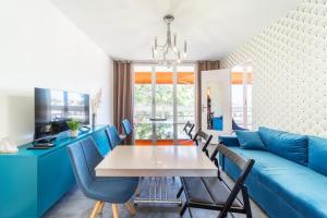 sala de estar con sofá azul y mesa en Appartement spacieux 8 pers avec balcon Bron, en Bron