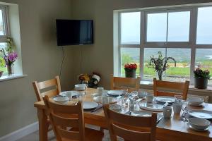 TV a/nebo společenská místnost v ubytování Sheep's Head, West Cork, 3 Bedroom House