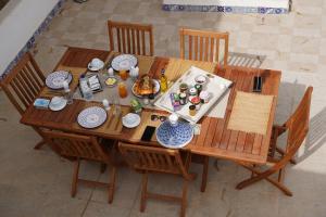 een uitzicht op een houten tafel met eten erop bij Tamalou Djerba in Midoun