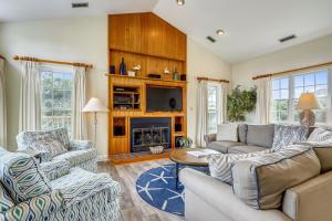 un soggiorno con divani e camino di The Taylor at Ships Watch a Duck