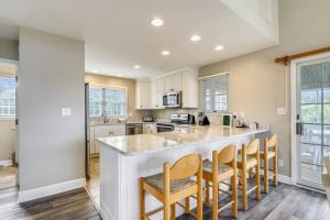 una cucina con una grande isola con sgabelli da bar di The Taylor at Ships Watch a Duck