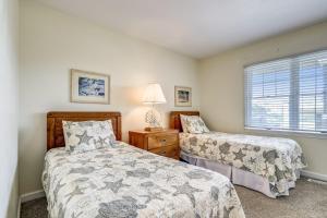 una camera da letto con due letti e una finestra di The Taylor at Ships Watch a Duck