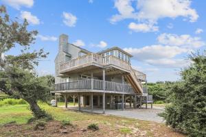 una grande casa con ponte perimetrale di The Taylor at Ships Watch a Duck