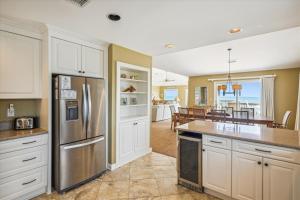 Η κουζίνα ή μικρή κουζίνα στο The Topan at Ships Watch