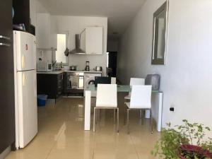 Kuhinja ili čajna kuhinja u objektu Well located 2 bedroom flat in St.Julians