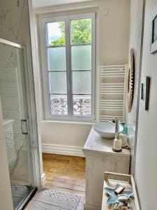 baño con lavabo y ventana en Cocooning coeur de Troyes, en Troyes