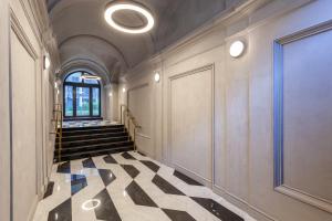 un corridoio con pavimento a scacchi in bianco e nero di Chill 'N' Joy Boutique suites a Budapest