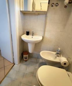 uma casa de banho com um WC e um lavatório em Casa vicino Prato Della Valle em Pádua