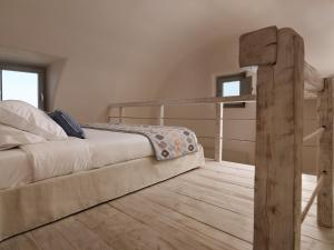 Giường trong phòng chung tại Dome Santorini Resort