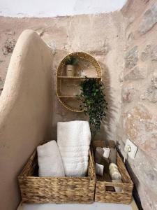 a basket with towels in a corner of a wall at Λαγκάδι Μάνης in Koíta