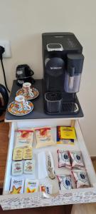 トロペアにあるLe Gorgoni Tropea b&bの冷蔵庫(コーヒーメーカー付)