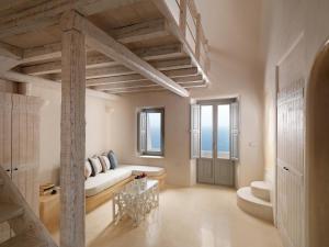 Giường trong phòng chung tại Dome Santorini Resort