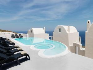 Hồ bơi trong/gần Dome Santorini Resort
