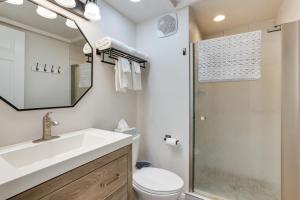 Bilik mandi di Modern Condo in St Georges Sports Village +16 gambar