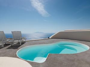 Hồ bơi trong/gần Dome Santorini Resort