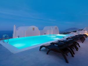 Hồ bơi trong/gần Dome Santorini Resort