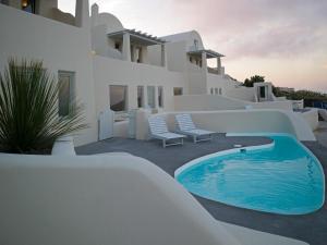Hồ bơi trong/gần Dome Santorini Resort