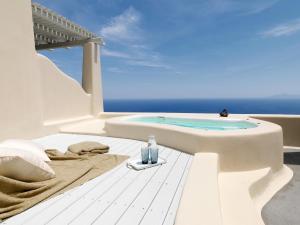 Hồ bơi trong/gần Dome Santorini Resort