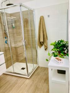 una doccia con porta in vetro in bagno di Casa Semplice a Taranto