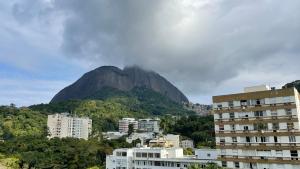 uma montanha no fundo de uma cidade e edifícios em Amplo e iluminado apartamento na Gávea no Rio de Janeiro