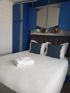 a blue bedroom with a large bed with blue cabinets at Apartament 2 Camere in Roman