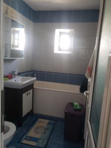 Un baño con lavabo, bañera e inodoro. en Apartament 2 Camere, en Roman