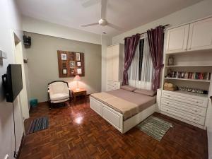 1 dormitorio con cama, escritorio y silla en Sevenseas Marina Crescent, en Port Dickson